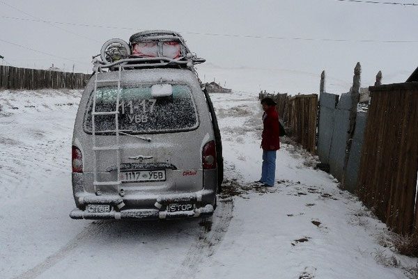 Le bus qui nous menera jusqu'a Oulanbator, sous la neige..