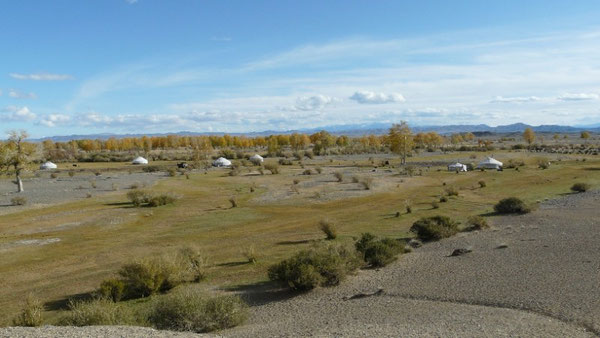 Hovd, petit campement compose d'une cinquantaine de yourtes et d'une ecole, pas tres loin d'une riviere