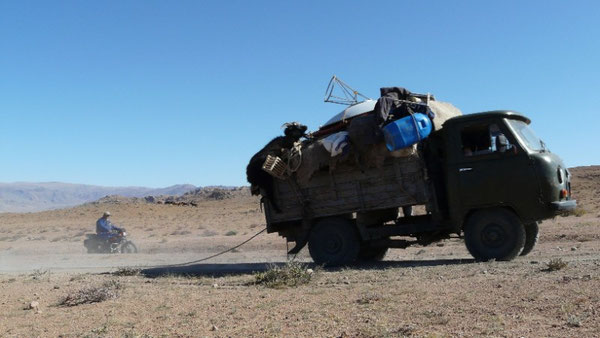 Les demenageurs mongols (on remarquera la chevre, vivante bien sur, a moitie en train de tomber a l'arriere du camion)