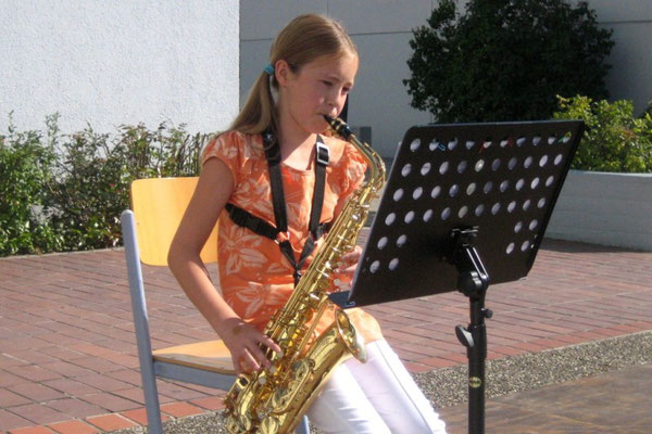 Lilian Hauck aus der 7e begrüßte die neuen 5er musikalisch