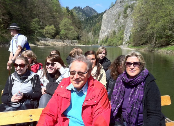Floßfahrt auf dem Fluss Dunajca im Piepiny-Gebirge entlang der polnisch-slowakischen Grenze