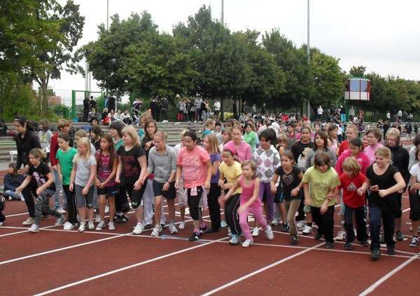 Großes Gedränge beim Start zum 800m-Lauf