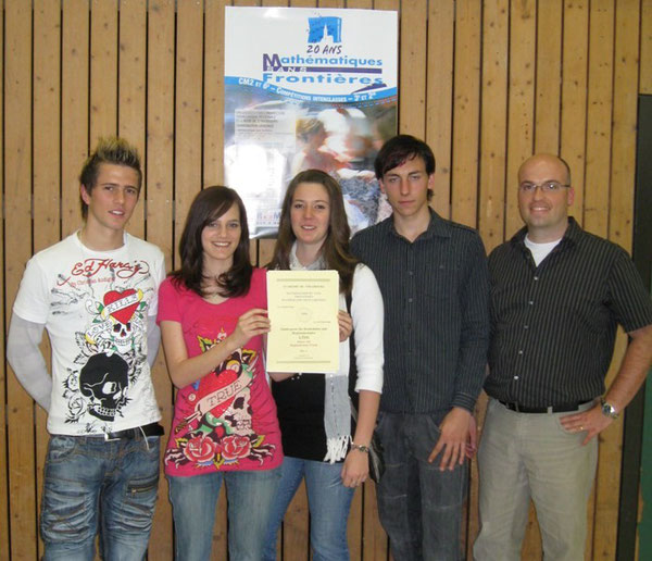 Auf dem Bild freuen sich Gines Gol Fajardo, Lena Hellmann, Melanie Böser, David Stephany und Mathematiklehrer Hendrik Becker über die Auszeichnung