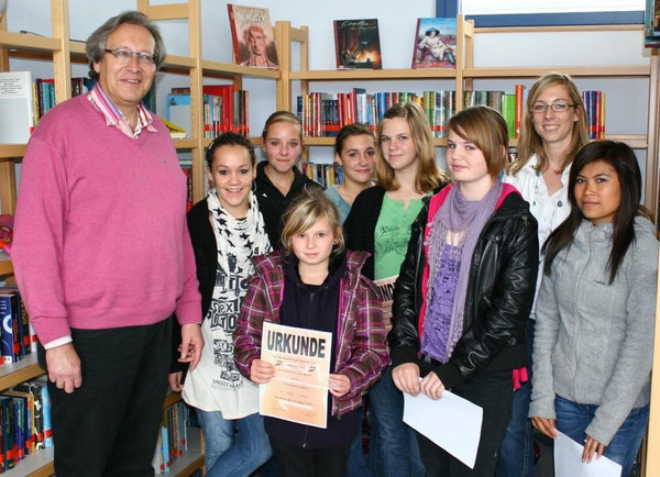 v.l.n.r.: Rektor Herr Paul, Anne-Kathrin, Celine, Kathrin, Isabel, Alena, Annika, Frau Fath und Suphattra