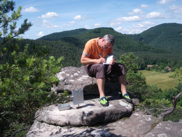 Thilo König hat sich ins frisch gesetzte Gipfelbuch gleich mal eingetragen.