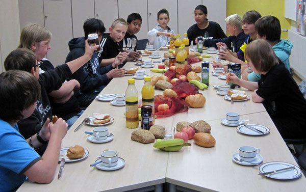 Die Teilnehmer beim Frühstück