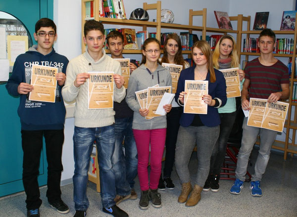 v.l.n.r.: Aktin Oktay, Jack Durso, Franco Schinko, Anne Haegermann, Lumturije Rrahmani, Annika Wurster, Jasmin Böhme und Dario Prenzyna