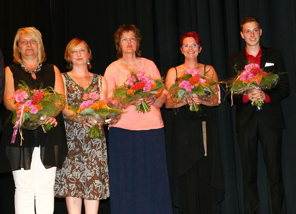 Frau Scherrer (Vorsitzende), Frau Werner, Frau Antoni, Frau Sen und Frau Fischer (stellvertretend nahm ihr Sohn Mirko den Blumenstrauß in Empfang)