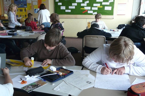Die Schülerinnen und Schüler bei der arbeitsteiligen Gruppenarbeit
