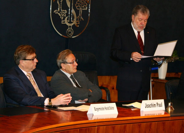 Ministerpräsident Kurt Beck bei seiner Laudatio-Rede, links Bürgermeister Harald Seiter