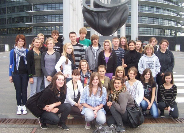 Gruppenfoto vor dem Europaparlament