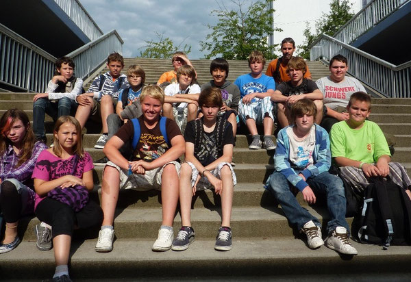 Die fleißigen Energiesparer zusammen mit Herrn Stefan Reiser und Frau Cornelia Trommer-Klimpke, die sich federführend für das Energiesparen an unserer Schule verantwortlich zeigen