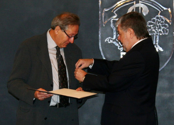 Herr Paul erhält die Verdienstmedaille
