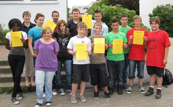 Die Sieger des schulinternen Energiesparwettbewerbs 2009 zusammen mit unseren beiden Energiebeauftragten Stefan Reiser und Cornelia Trommer-Klimpke