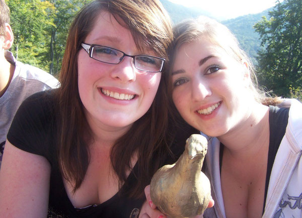 Sabrina und Magdalena mit der Siebenpfeiffer-Friedenstaube