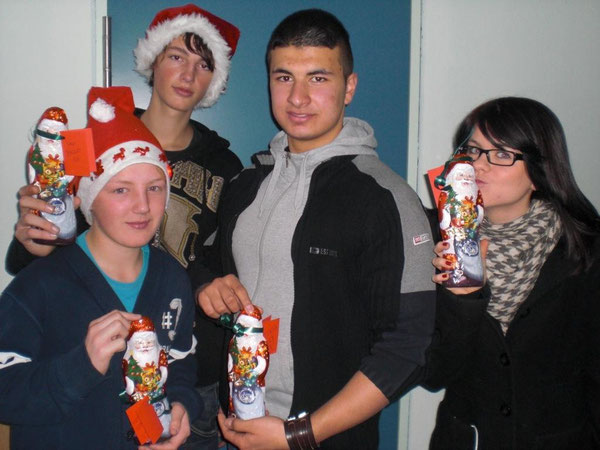 Shawn, Max, Zahed und Selina vom SV-Team kurz vor der Auslieferung der Nikoläuse in ihr "kurzfristiges" neues zu Hause - lange werden sie nicht überleben - denn: Schokolade schmeckt halt einfach zu lecker