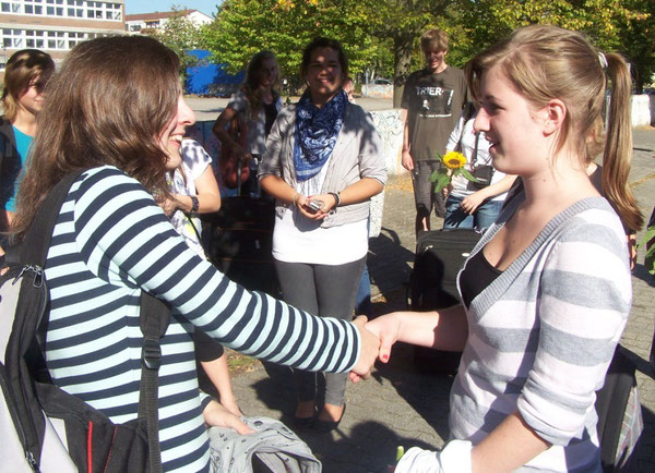 Shake hands - Magedalena begrüßt ihre Austausschülerin