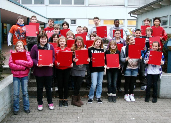 Die 6b ist mit Ordnern versorgt - die Arbeit kann beginnen