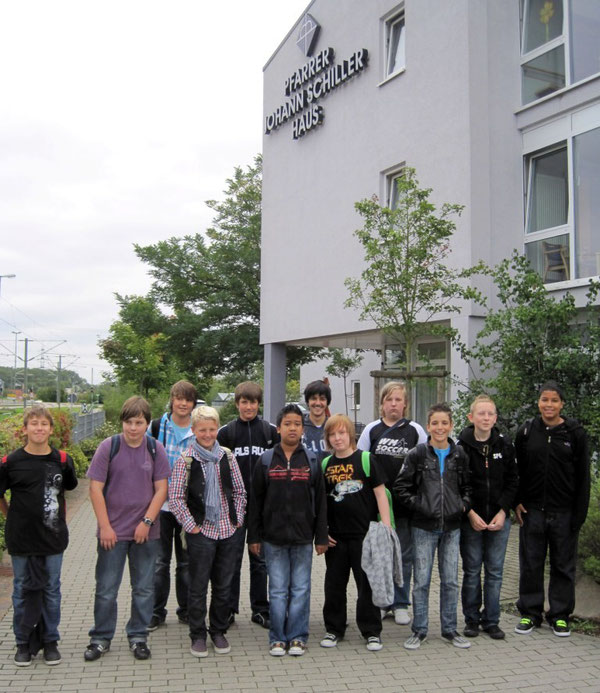 Gruppenfoto vor dem Altenzentrum