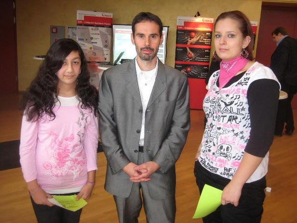 Shalimar und Denise zusammen mit Stefan Reiser, dem Energiebeauftragten unserer Schule