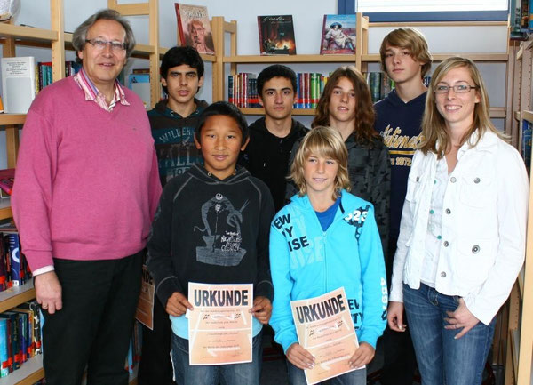 v.l.n.r.: Rektor Herr Paul, Anil, Aphisit, Selim, Adrian, Axel, Philipp, Frau Fath
