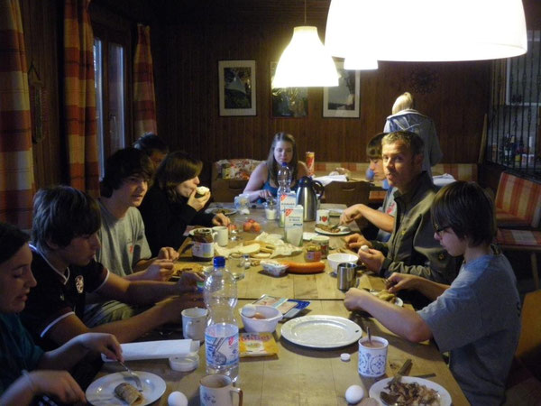 Es geht doch nichts über ein nahrhaftes und ausgewogenes Frühstück in geselliger Runde. Und Isabels Pfannkuchen waren sowieso vom Feinsten!