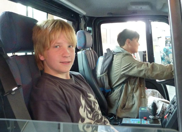 Markus fühlt sich im Führerhaus des Unimog sichtlich wohl