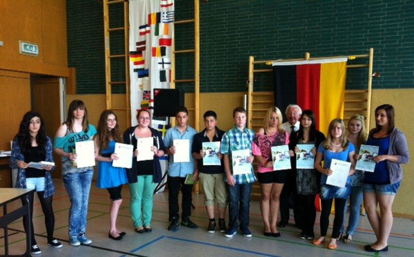 v.l.n.r.: Ayelna Demirci, Lena Völkel, Giovanna Tucci, Patricia Eberle, Hekmat Abou-Khalil, Hassan Salman, Nils Diesel, Mandy Göppert, Herr Däuwel (Europaunion), Amelie Zuber, Lena Gaab, Sabina Marchetta und Lena Henigin
