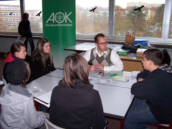 Ein Vertreter der AOK informiert über Möglichkeiten der Ausbildung
