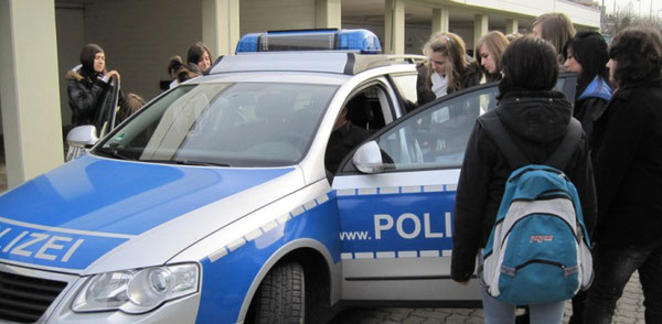 Der Streifenwagen wurde genau unter die Lupe genommen