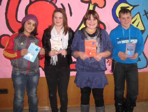 v. l. n. r.: Melike Özcelik (6c), Annika Wurster (6a), Semira Ugljanin (6b) und Schulsieger Manuel Klingbeil (6d)