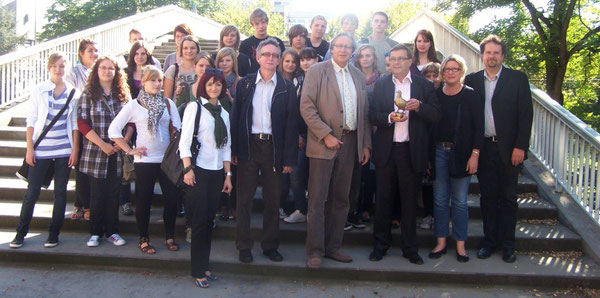 Gruppenfoto zusammen mit Bürgermeister Harald Seiter (er hält die Siebenpfeiffer-Friedenstaube in seinen Händen)