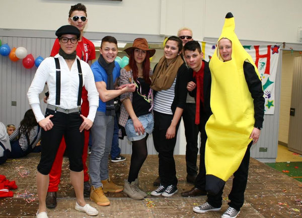 Frau Ehmer, Max Krämer, Valdrin Berisha, Yasemin Polat, Meral Erden, Herr Kuhlmann, Eray Özkara und Shawn Lennon