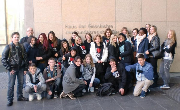 Die Klasse 10c vor dem Haus der Geschichte in Bonn