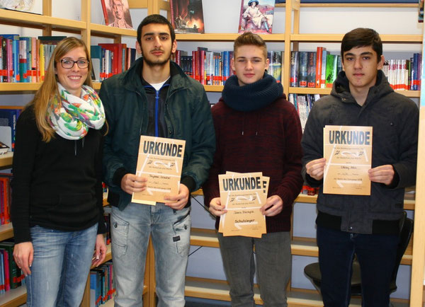 v.l.n.r.: Frau Fath (Vorsitzende der Fachkonferenz Sport), Feyssal Oriachel (9a), Dario Prenzyna (9a) und Oktay Akin (9d)