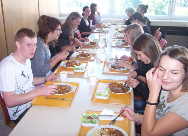 Gemeinsames Mittagessen in der Aula