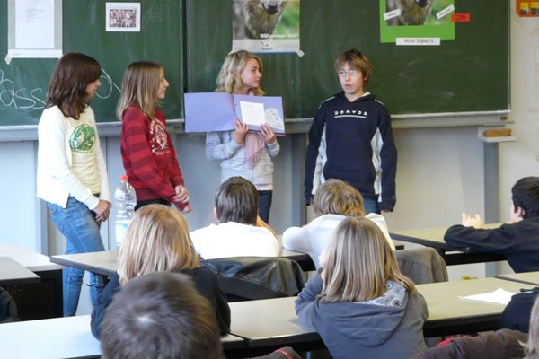 Stolz präsentieren die Schülerinnen und Schüler der Klasse 7a den Zuhörern die Ergebnisse ihrer Arbeit