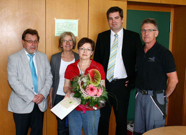 v.l.n.r.: Herr König (Direktor der IGS), Frau Ulm (Konrektorin der RS plus, Frau Knoll, Herr Gröger (Vertreter der Stadt Wörth), Herr Wilhelm (Hausmeister der IGS/RS plus Wörth)