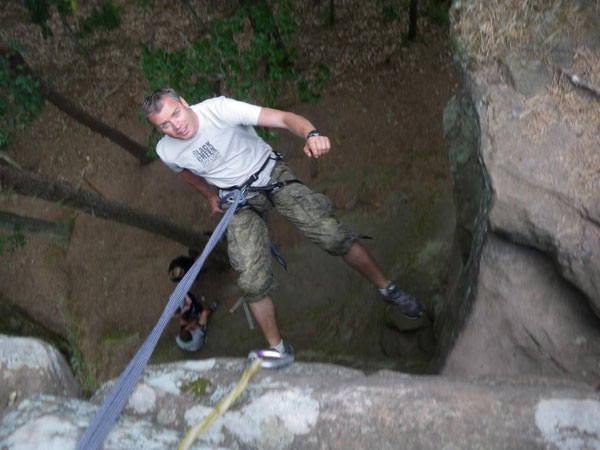 The Flying Kingman! Betreuer Thilo König liebte besonders das Abseilen. Man sieht es ihm förmlich an.