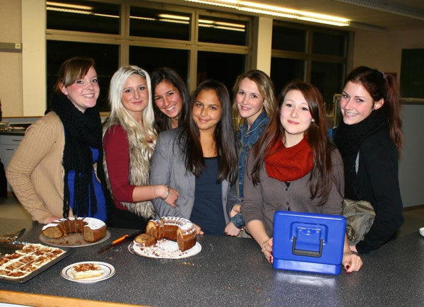 Das Bewirtungsteam der Klasse 10d verwöhnte die Besucher mit leckeren Kuchen und mehr