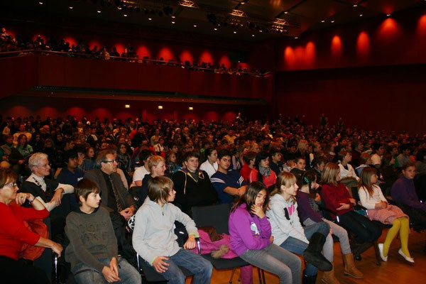 Die Festhalle war mit den Schülerinnen und Schülern sowie den Kolleginnen und Kollegen der Realschule plus und der IGS Wörth voll besetzt