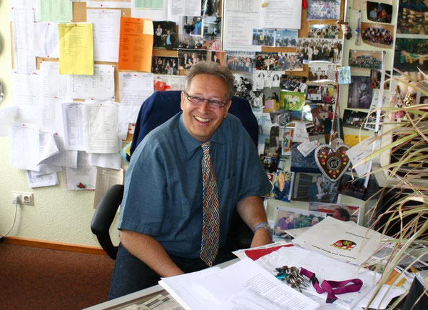 Joachim Paul in seinem Arbeitszimmer, das zum nächsten Schuljahr der Direktor der IGS Wörth, Herr Karlheinz König, beziehen wird. Der Umzugswagen ist schon bestellt ...