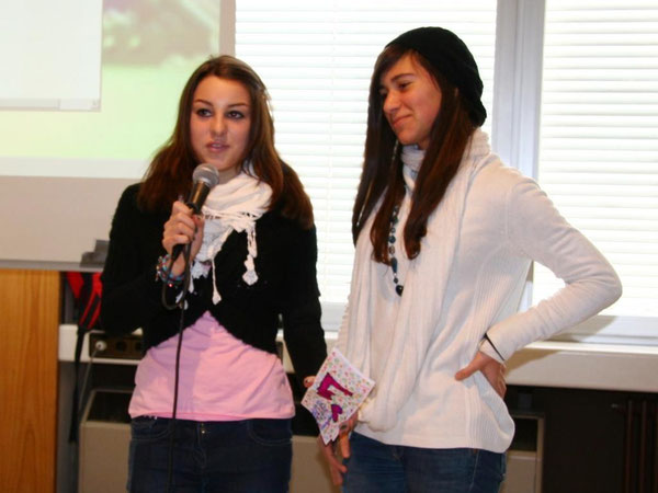 Shari und Nina bei der Verabschiedung