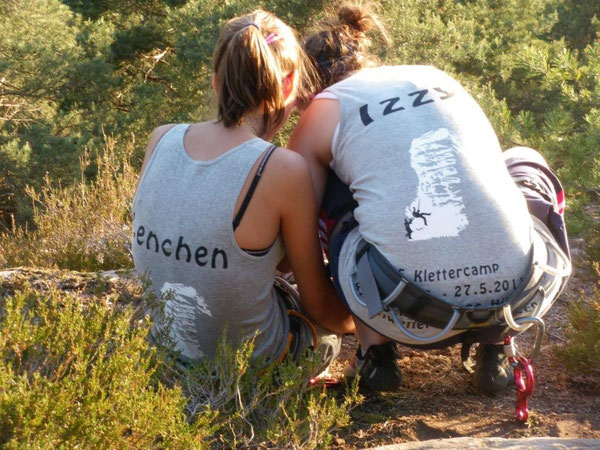 Klettern verbindet!. Klettern stärkt den Zusammenhalt! Isabel Eckert und Lena Spitta werden auch im nächsten Schuljahr wieder viele Stunden gemeinsam klettern können. Darauf freuen sich die beiden jetzt schon!