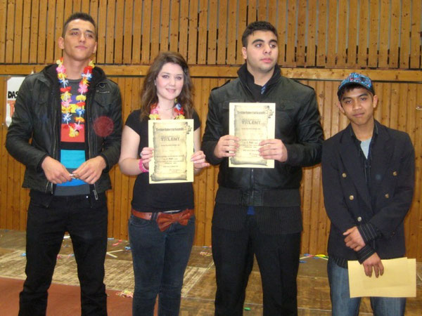 1. Platz: Anucha Nutplian (ganz rechts), 2. Platz: Arlinda Podrimqaku (2. von links), 3. Platz: Kubilay Altinkaya (ganz links) und Aksu Bayram (2. von rechts)