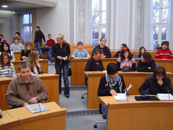 Klassenlehrerin Susanne Nachbar-Geiger im Gespräch mit einer "Nachwuchspolitikerin"