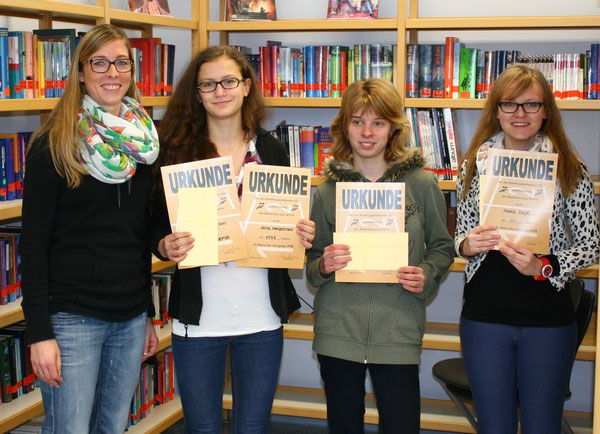 v.l.n.r.: Frau Fath (Vorsizende der Fachkonferenz Sport), Anne Haegermann (9a), Nadine Bonn (9d) und Mathea Majer (9b)