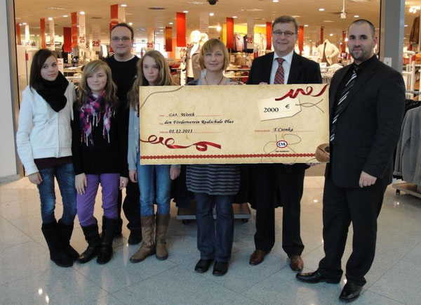 Sophia Hörrle, Julia Werner, Konrektor Michael Trauthwein, Nicole Werner (Vorsitzende des Fördervereins), Bürgermeister Harald Seiter, Filialleiter Thorsten Csonka