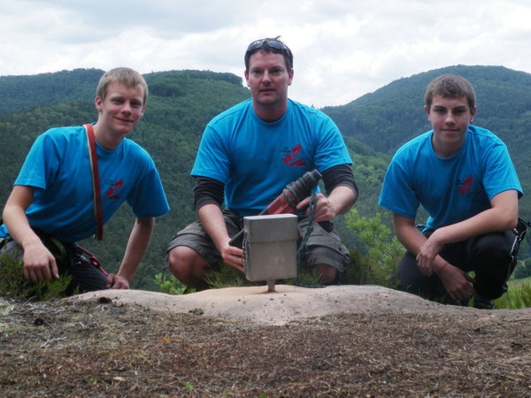 Die Gipfelbuchhülse zu bohren war keine leichte Arbeit. Aber seit dem 22.06.2010 hat der "Lautrer Turm" nun ein Gipfelbuch. Die Kletter-AG "Über Grenzen klettern" hat es während des Klettercamps gestaltet und aufgelegt.