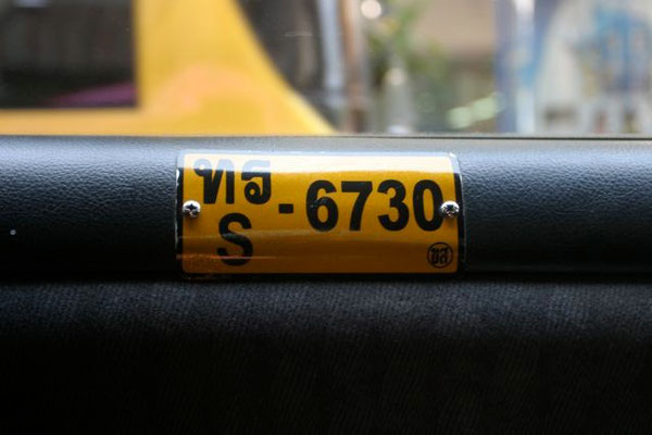 タクシーでトラブルが起きたときこの番号を控えておこう！このタクシーの場合「S−6730」だ。